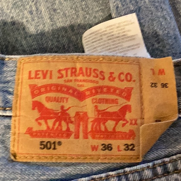 Like new. Mens Levi’s 501 light blue 36x32 button fly - Picture 3 of 3